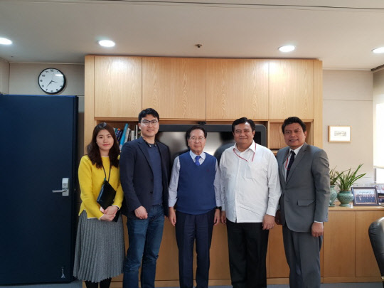 지난 12일 우마르 하디 주한 인도네시아 대사와 이맘 수유디 인도네시아 투자조정청 한국사무소 소장이 서울 삼성동 대웅제약 본사를 방문했다. 토마스 아네스 대웅제약 글로벌사업본부(왼쪽부터), 전승호 대웅제약 글로벌사업본부장, 이종욱 대웅제약 부회장, 우마르 하디 인도네시아 대사, 이맘 인도네시아 투자조정청 한국사무소 소장이 기념사진을 찍고 있다. 대웅제약 제공